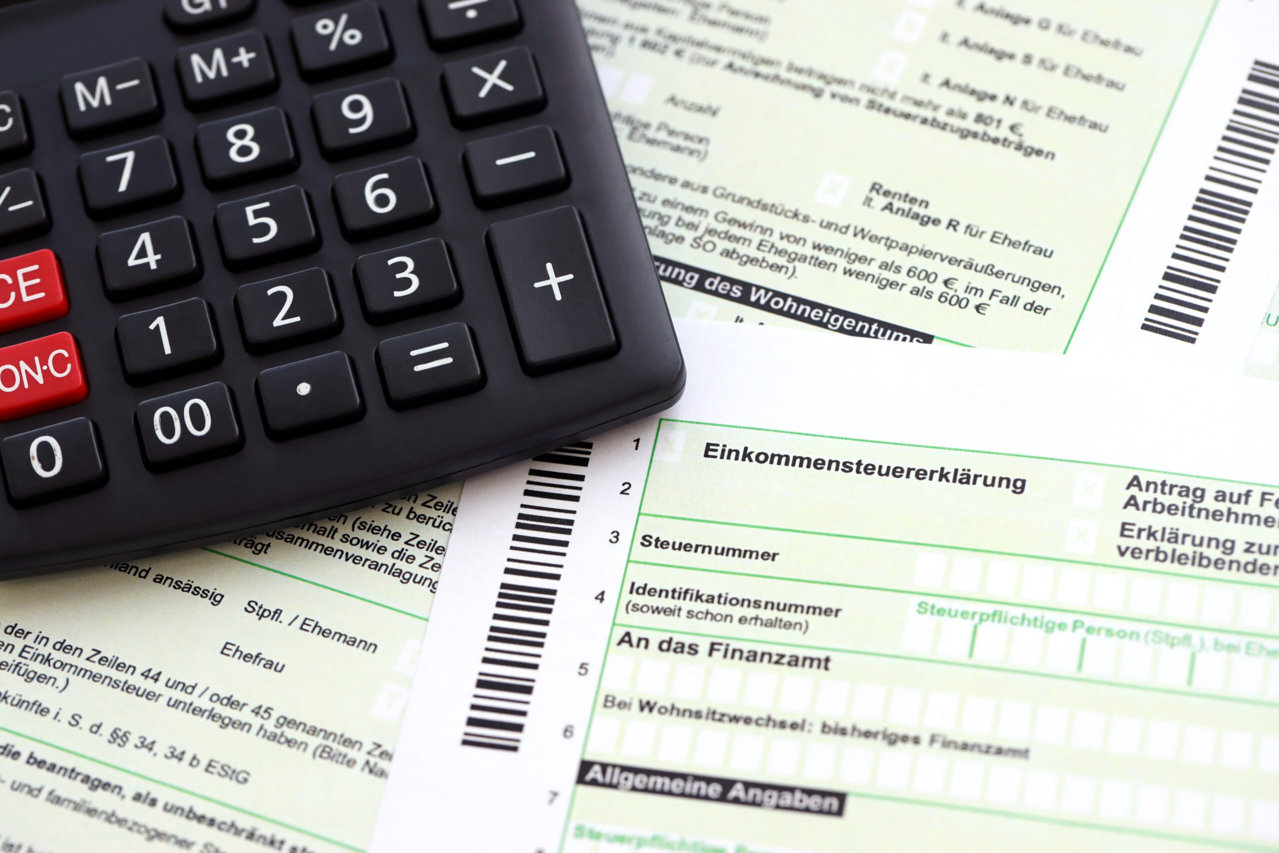 German Annual Income Tax Return Declaration And Calculator Lies On Accountant Table Close Up. The Concept Of Taxpaying Period In Germany - Escritório de Contabilidade em São Paulo | Revicont Contabilidade